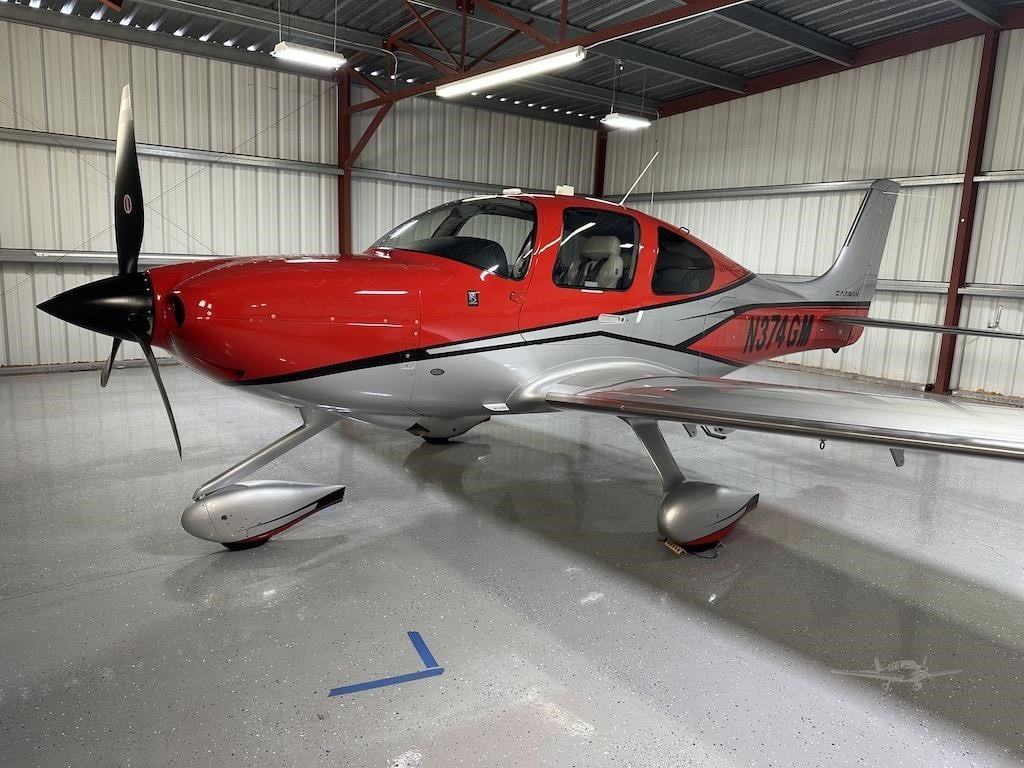 Cross-country Aircraft 赤白 Cross-country airplanes | Empty Hangar